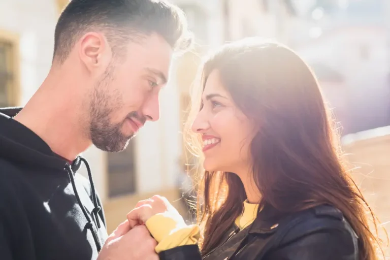 How to Flirt in Conversation Naturally Without Crossing Boundaries
